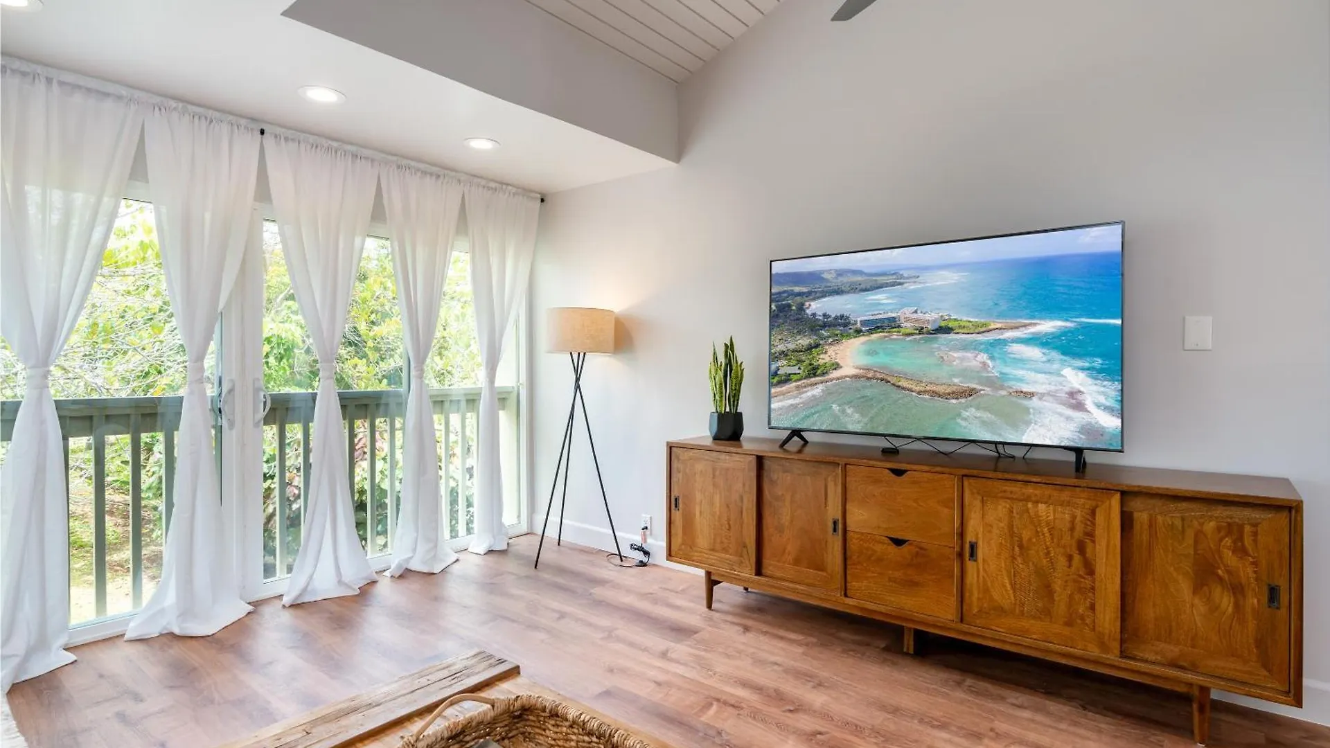 The Drifter - North Shore Loft - Relaxed Luxury Kahuku Apartment